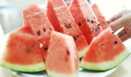 学校网红椅子吃瓜